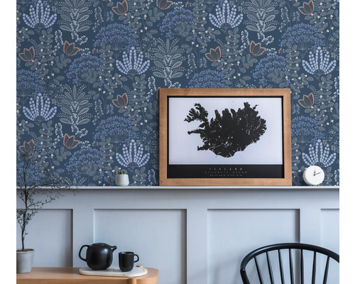 Scène avec papier peint à motifs floraux et décorations