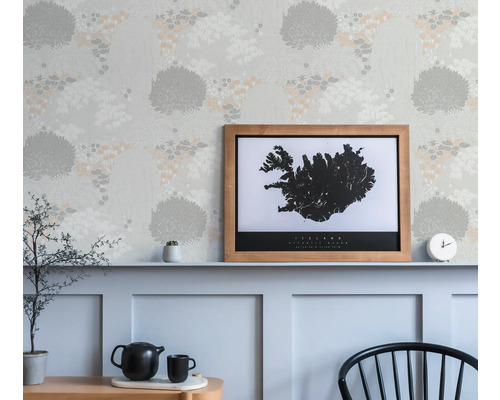 Papier peint avec motif d''arbre dans une pièce lumineuse avec des meubles