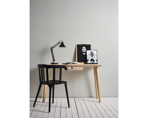 Bureau avec chaise et lampe de bureau ainsi que décoration