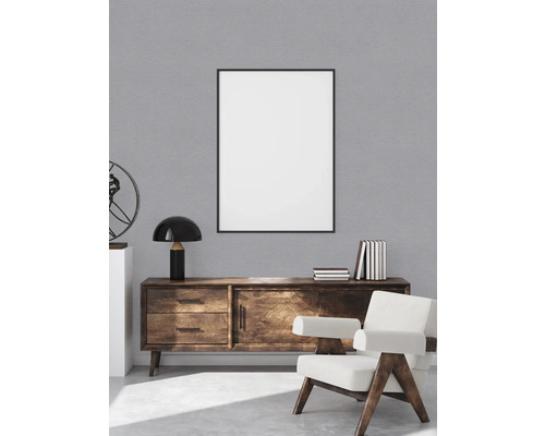 Salon avec commode en bois, cadre photo et fauteuil