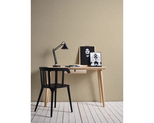 Bureau avec table, chaise et lampe devant un papier peint texturé