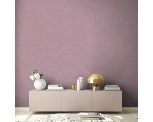 Espace de vie avec un papier peint structuré sur le mur qui crée une atmosphère chaleureuse