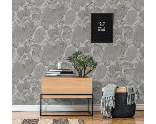 Intérieur avec papier peint à motifs botaniques, table à plantes et décorations pour une ambiance naturelle