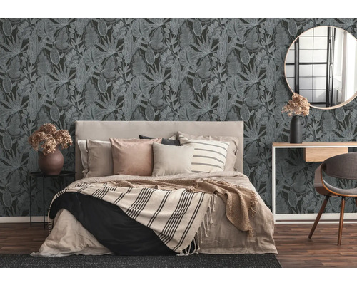 Chambre à coucher avec papier peint à motifs floraux, lit et mobilier