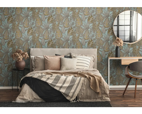 Chambre avec papier peint à motifs floraux et un lit avec des coussins