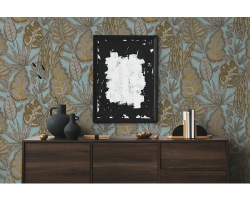 Scène avec papier peint à motifs, commode et décoration