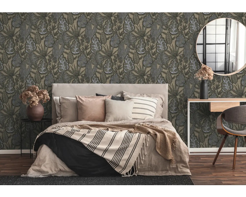 Schlafzimmer mit floral gemusterter Tapete, Bett und Beistelltisch