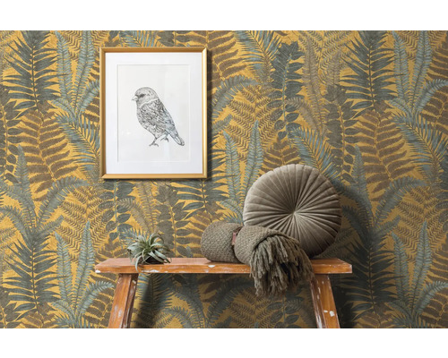 Raumansicht mit Farnmuster-Tapete, Dekoration und Leiter