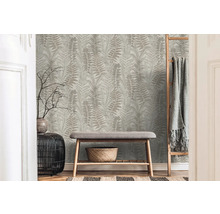 Intérieur décoratif avec papier peint à motif de fougères, banc et échelle avec couverture