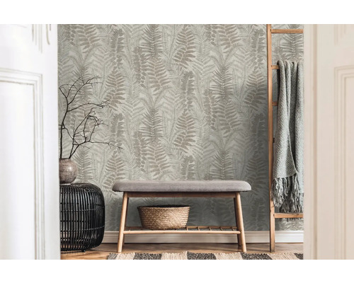 Intérieur décoratif avec papier peint à motif de fougères, banc et échelle avec couverture