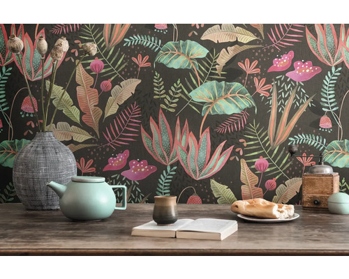 Intérieur décoré avec papier peint à motifs floraux, théière, vase et pain