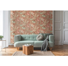 Salon avec canapé et papier peint à motifs de plantes