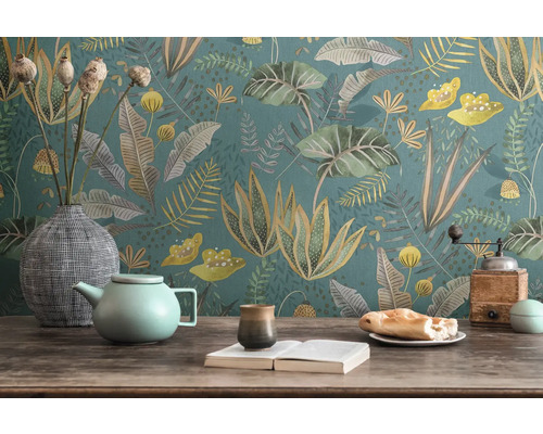 Pièce décorative avec papier peint à fleurs, théière, livre et nourriture sur une table en bois