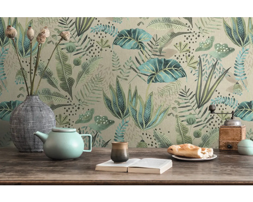 Pièce décorative avec papier peint à motifs avec des motifs de plantes, vase et vaisselle sur la table.
