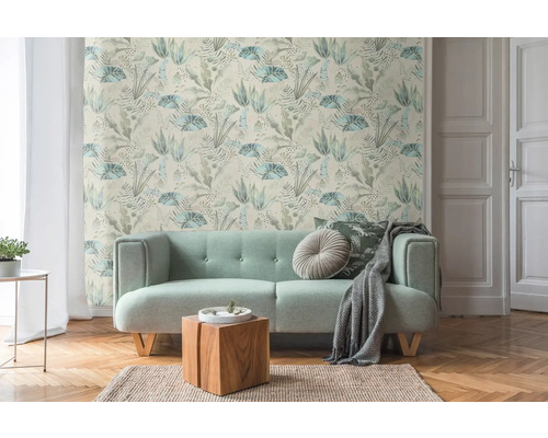 Pièce avec canapé et papier peint jungle à motifs végétaux