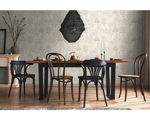 Salle à manger avec table, chaises et papier peint floral