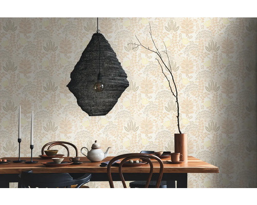 Salle à manger avec table à manger, vaisselle, décoration, une suspension et papier peint floral