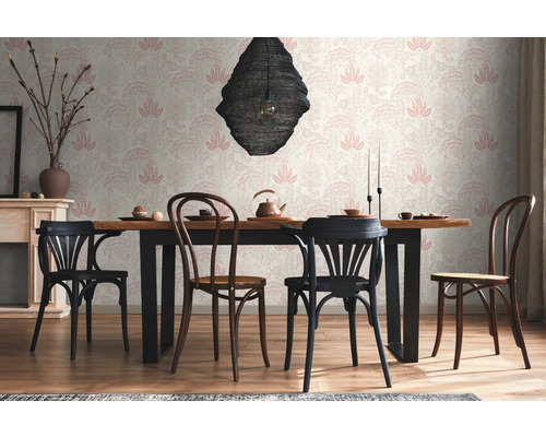 Salle à manger avec table en bois, chaises et papier peint floral