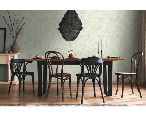 Salle à manger avec table en bois, chaises et papier peint floral