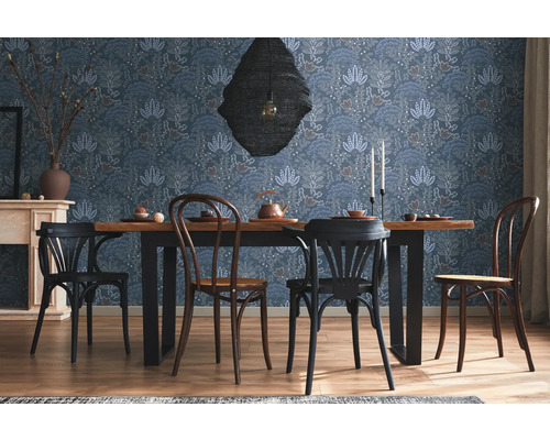 Salle à manger avec table, chaises et papier peint à motifs floraux