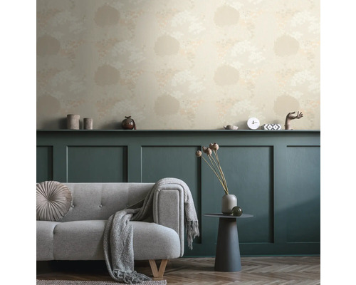 Salon avec papier peint à motifs et canapé gris