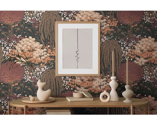 Nature morte décorative avec papier peint à motifs, image encadrée et décorations de table