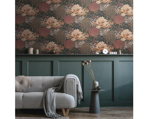 Salon avec papier peint à motifs floraux, canapé et décorations sur une étagère