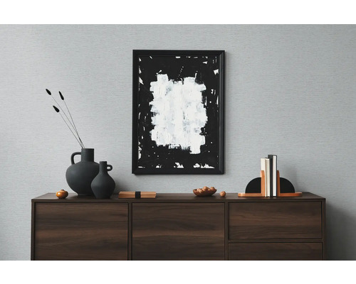 Dekoratives Wohnzimmer mit dunklem Holzschrank und Kunstwerk an der Wand