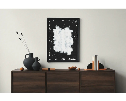 Scène décorative avec commode, tableau, vases et serre-livres
