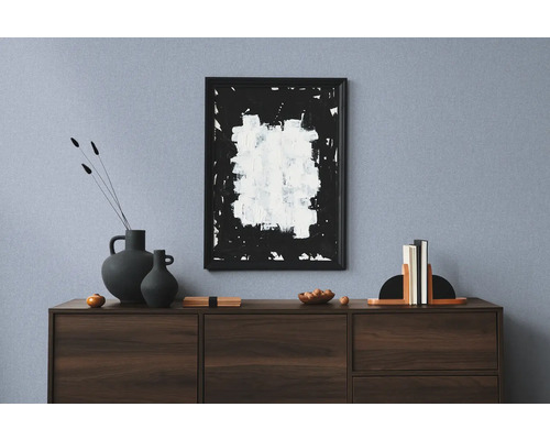 Wohnzimmer mit dunklem Holzschrank, Dekoration und abstraktem Gemälde