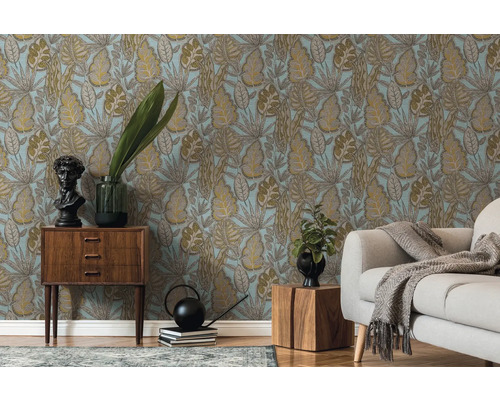 Pièce décorative avec papier peint à motifs, commode et canapé