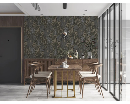 Esszimmer mit Esstisch, Stühlen und dekorativer Tapete mit Pflanzenmuster.