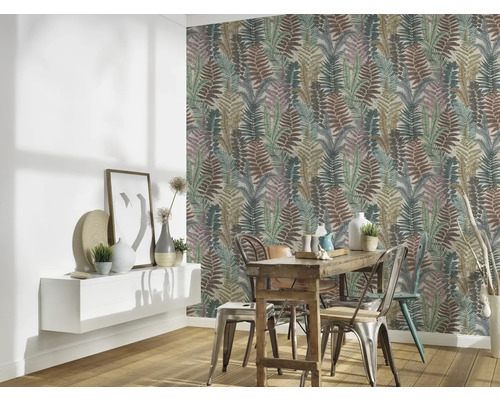 Salle à manger avec papier peint à motif de fougères, table et chaises