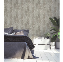 Chambre avec lit et papier peint mural à motifs végétaux