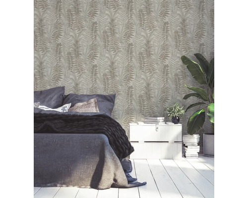 Chambre avec lit et papier peint mural à motifs végétaux