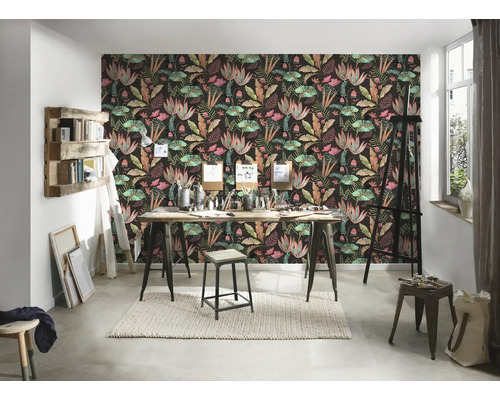 Espace de vie avec papier peint à motifs floraux, table et matériel artistique