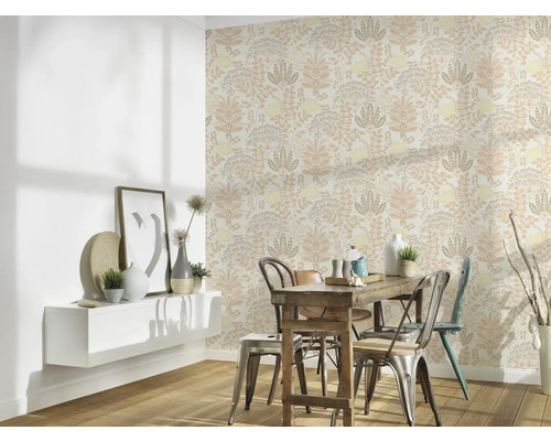Salle à manger avec papier peint à motifs floraux, table en bois et étagère murale
