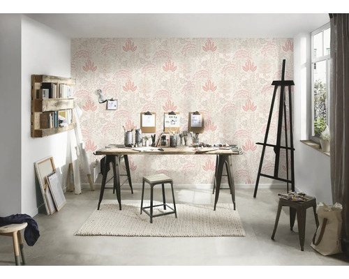 Un studio lumineux avec un papier peint à motifs, une table en bois et divers équipements d''artiste.
