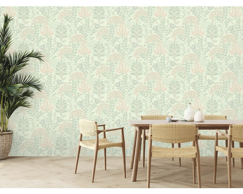Salle à manger avec papier peint floral, table en bois et chaises en rotin