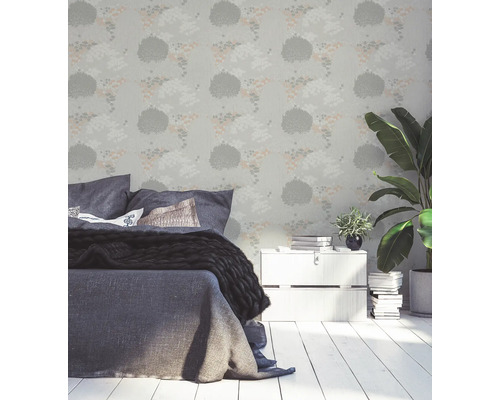 Chambre à coucher avec papier peint à motifs, lit et plantes d''intérieur