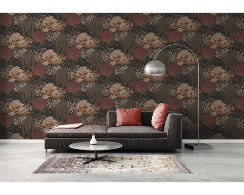 Salon avec papier peint à motifs, canapé, tapis et lampadaire