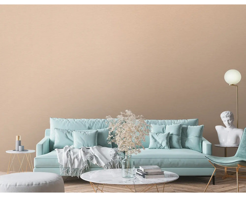 Salon avec canapé, fauteuil, décoration et papier peint beige.