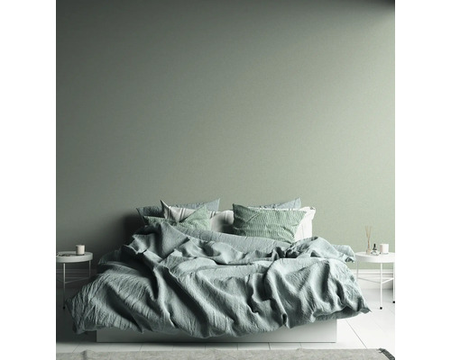 Chambre avec lit, linge de lit et tables de chevet