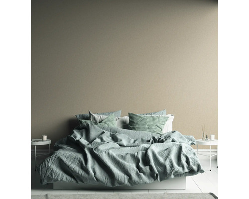 Chambre à coucher avec lit, tables de chevet et mur beige