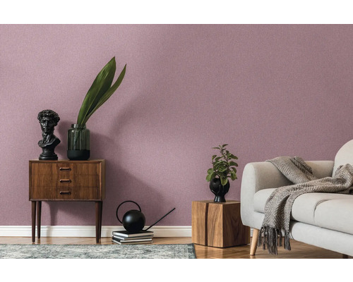 Salon avec papier peint à motifs, canapé et meubles en bois