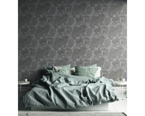 Chambre avec lit et papier peint à motifs floraux