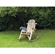 Holzschaukelstuhl mit Decke im Garten