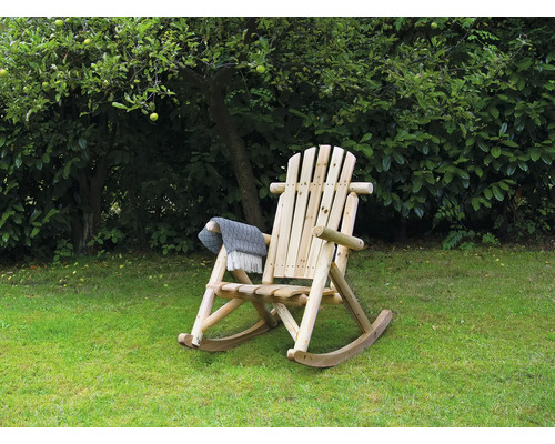 Holzschaukelstuhl mit Decke im Garten