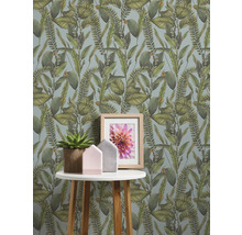 Papier peint à motif de feuilles botaniques sur une table avec décoration
