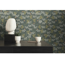 Chambre décorative avec papier peint fleuri, sculpture et plante d''intérieur sur une table